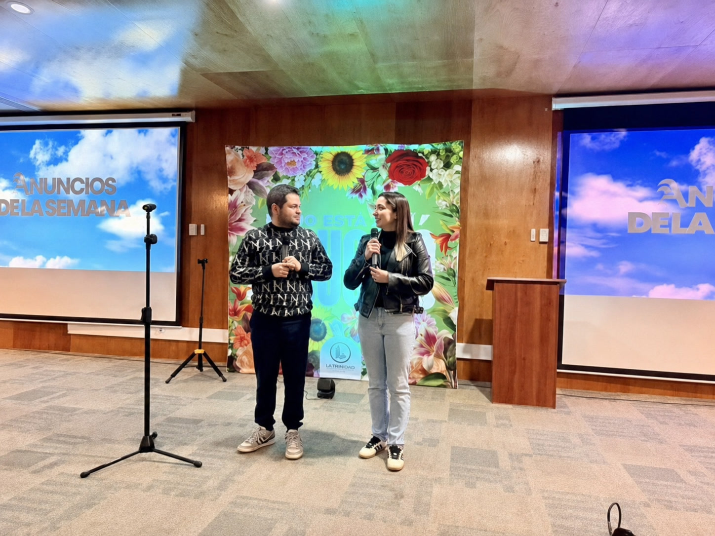 Personas participando en una reunión de Libertad Iglesia